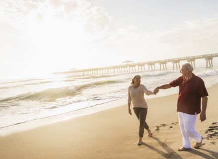 Senior couple walking on beach.
Photo : Daniel Grill