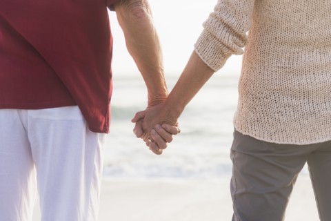 Rear view of senior couple holding hands.
Photo : Daniel Grill