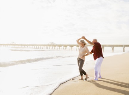 Senior couple dancing on beach.
Photo : Daniel Grill