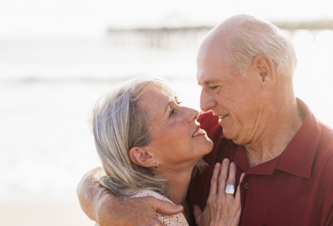 Senior couple on beach.
Photo : Daniel Grill