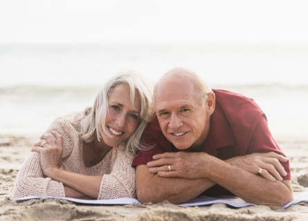 Senior couple lying on beach.
Photo : Daniel Grill
