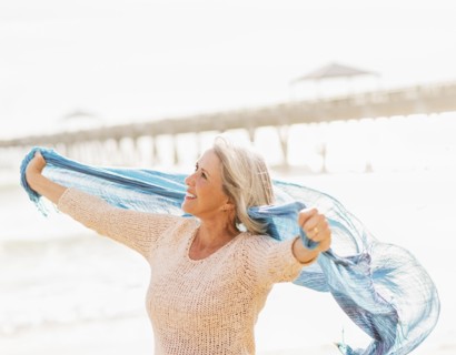 Senior woman on beach.
Photo : Daniel Grill