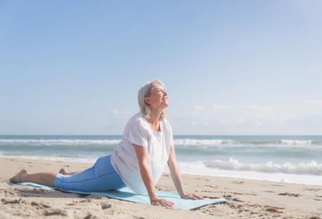 Senior woman exercising on beach.
Photo : Daniel Grill