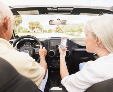 Senior couple in convertible car.
Photo : Daniel Grill