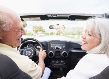 Senior couple in convertible car.
Photo : Daniel Grill