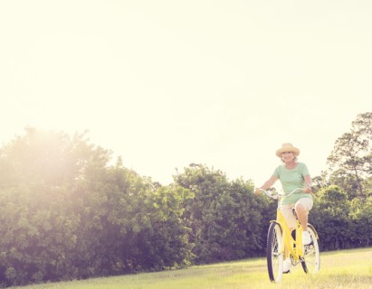 Senior woman on bike.
Photo : Daniel Grill