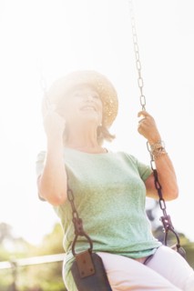 Senior woman on swing.
Photo : Daniel Grill