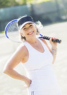 Portrait of senior woman on tennis court.
Photo : Daniel Grill