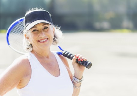 Portrait of senior woman on tennis court.
Photo : Daniel Grill