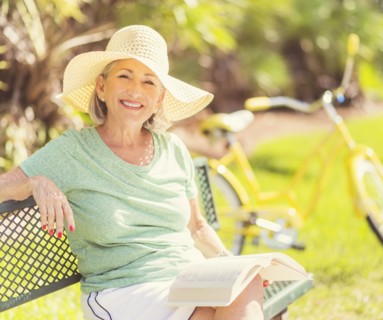 Portrait of senior woman reading book in park.
Photo : Daniel Grill