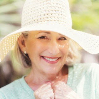 Portrait of senior woman wearing sunhat.
Photo : Daniel Grill