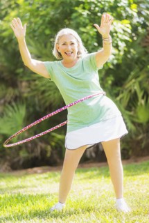 Portrait of senior woman spinning hula hoop.
Photo : Daniel Grill
