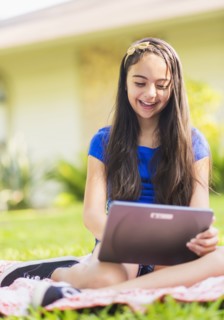 girl ( 8-9) using digital tablet .
Photo : Daniel Grill