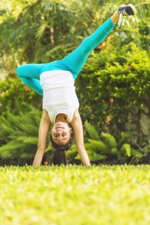girl (8-9) doing cartwheel on front yard.
Photo : Daniel Grill