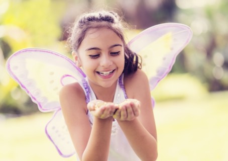 girl (8-9) holding fairy dust in hands.
Photo : Daniel Grill