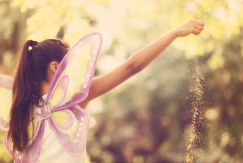 girl (8-9) spreading fairy dust.
Photo : Daniel Grill