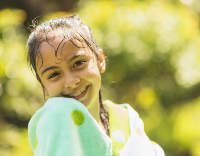 Portrait of girl (8-9) with wet hair.
Photo : Daniel Grill