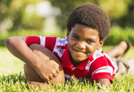 Portrait of boy (6-7) with ball.
Photo : Daniel Grill
