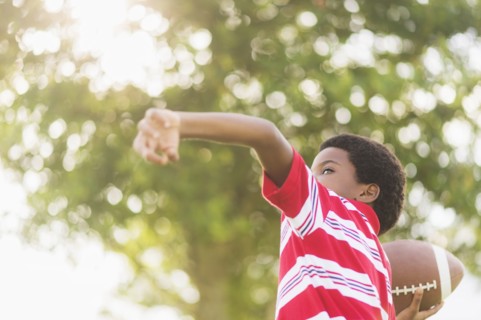boy (6-7) playing football.
Photo : Daniel Grill