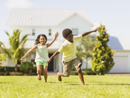 girl (8-9) and boy (6-7) playing on front yard.
Photo : Daniel Grill