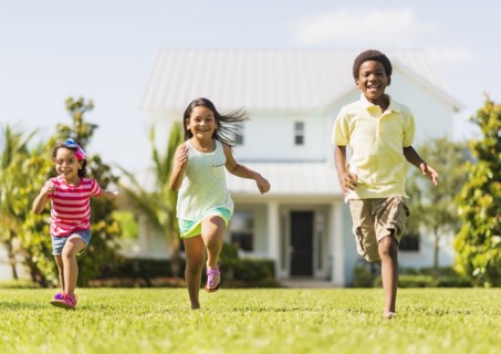 Girls( 4-5, 8-9) and boy (6-7) playing on front yard.
Photo : Daniel Grill