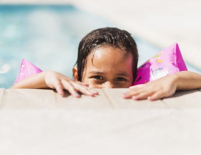 Portrait of girl ( 4-5) with water wings.
Photo : Daniel Grill