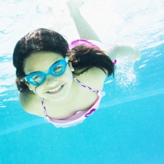 girl ( 8-9) swimming.
Photo : Daniel Grill