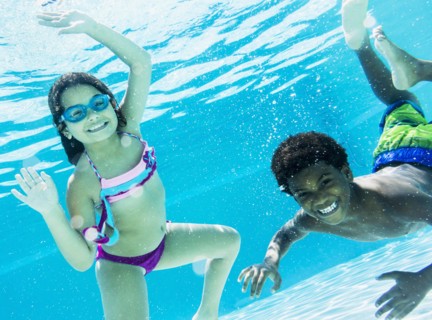 Girl and boy ( 6-7, 8-9) swimming.
Photo : Daniel Grill