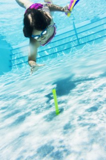 girl ( 8-9) swimming.
Photo : Daniel Grill