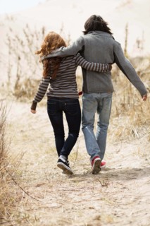 Rear view of couple walking on dirt road.
Photo : pauline st.denis