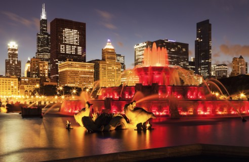 Illuminated Buckingham Fountain at dusk