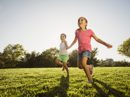 Sisters (6-7, 8-9) playing in park