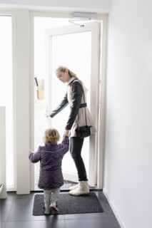 Young woman leaving house with sister (4-5)
