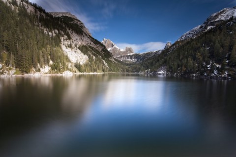 Austria, Salzburger Land, Weissbach, Mountain landscape with lake