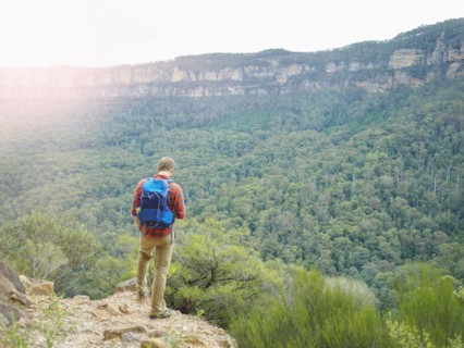 Australia, New South Wales, Katoomba, Rear view of mid adult man looking at Blue Mountains