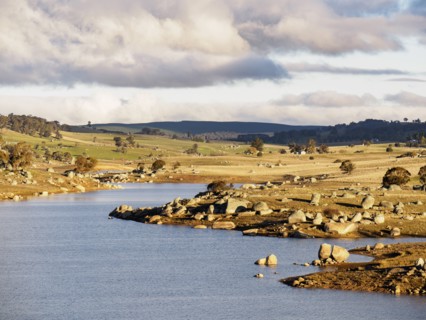 Australia, New South Wales, Oberon, Rocks on riverbanks in countryside