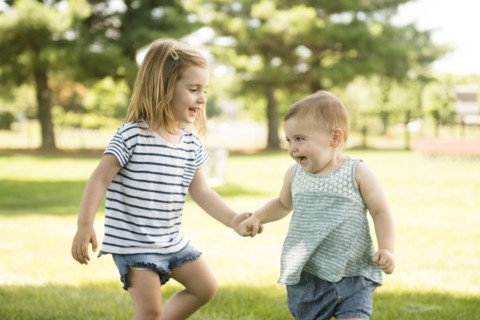 USA, Pennsylvania, Washington Crossing, Two sisters (18-23 months, 2-3) holding hands and walking together