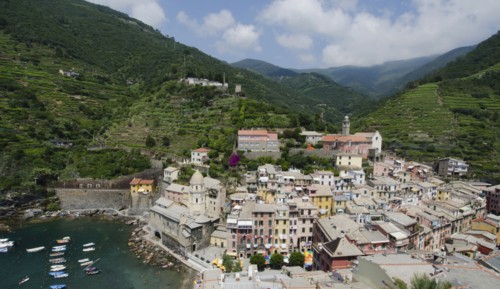 Italy, CinqueTerre, Vernazza, Landscape with town by sea