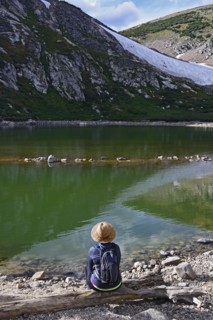 USA, Colorado, Idaho Springs, Hiker sitting by lake below Saint Mary's Glacier