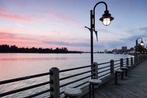 USA, North Carolina, Wilmington, Riverbank at sunset