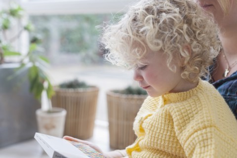Mother and daughter (4-5) reading book