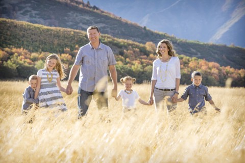 USA, Utah, Provo, Family with three children (4-5, 6-7, 8-9) standing in field