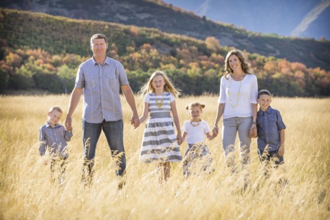 USA, Utah, Provo, Family with three children (4-5, 6-7, 8-9) standing in field