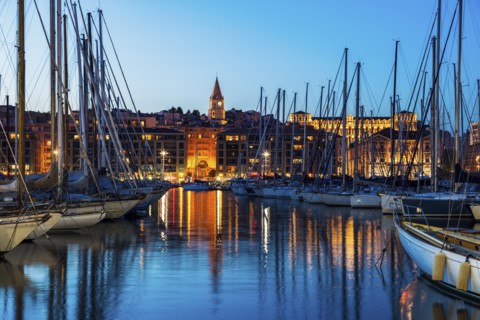 France, Provence-Alpes-Cote d'Azur, Marseille, Vieux port - Old Port at dusk