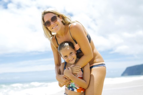 USA, Hawaii, Kauai, Mother with daughter (6-7) playing on beach