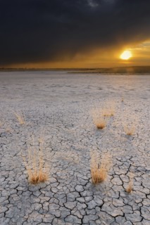 Ukraine, Dnepropetrovsk Region, Novomoskovskiy District, Lake Soleniy Lyman, Stormy clouds over desert