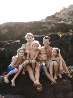 Parents with four children (12-17 months, 4-5, 6-7, 8-9) at beach