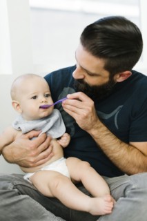 Father feeding son (6-11 months)