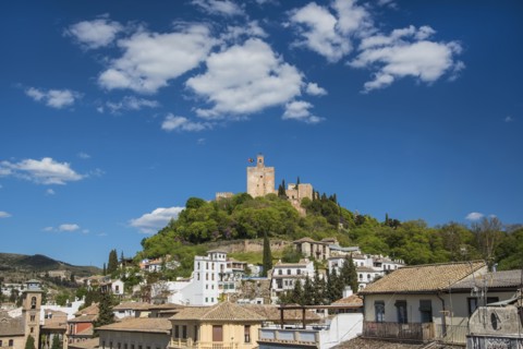 Spain, Andalusia, Granada, Plaza Nueva, Palace of Alhambra on hill