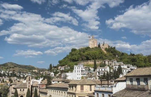 Spain, Andalusia, Granada, Plaza Nueva, Palace of Alhambra on hill